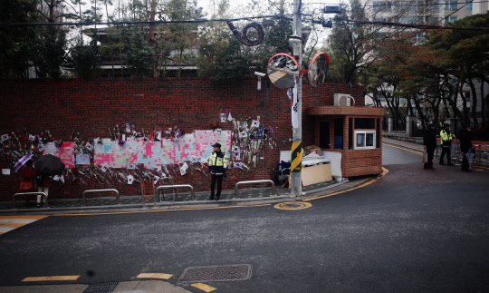박근혜 전 대통령이 검찰 구속에 이어 서울구치소로 수감된 31일 오후 강남구 삼성동 박 전 대통령의 자택 앞이 텅 비어있다.